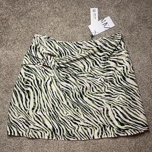 ✨ ZARA ✨ NWT Green zebra print skirt